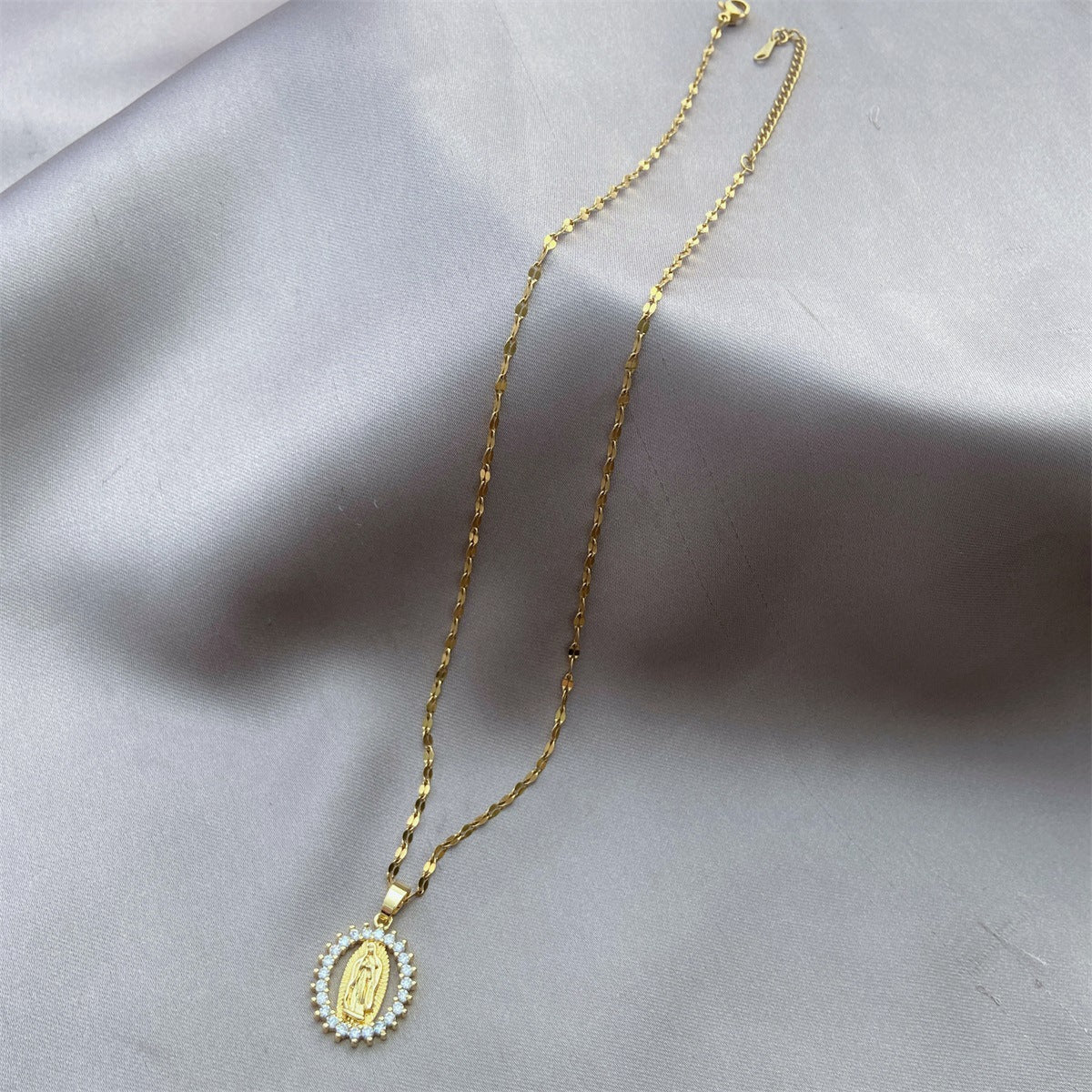 Collier Vierge Dorée — Médaillon Sacré & Halo Lumineux