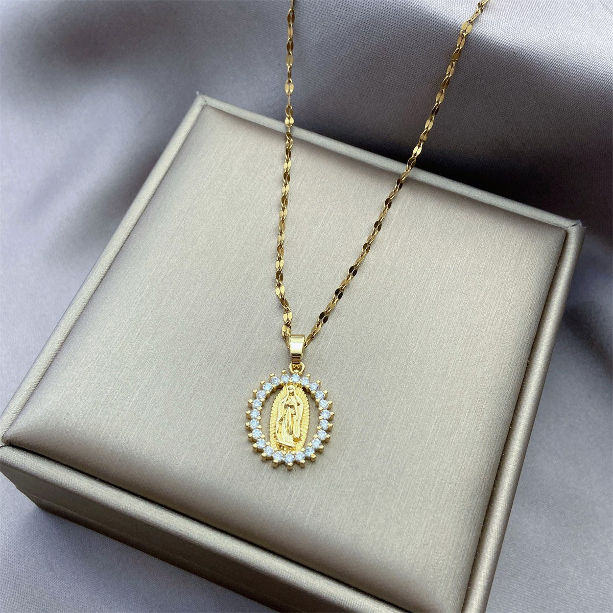 Collier Vierge Dorée — Médaillon Sacré & Halo Lumineux