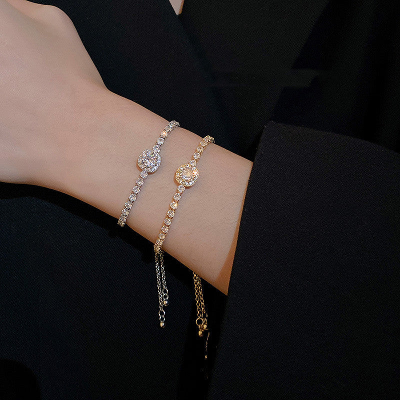 Bracelet Cœur de Lumière — L’éclat Argenté qui Illumine Chaque Geste