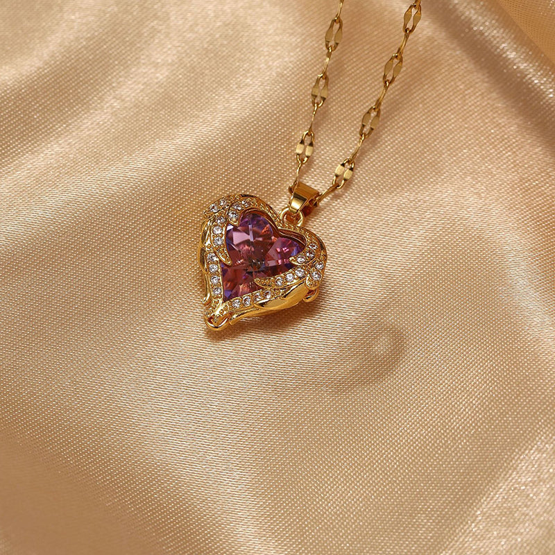 Collier Cœur Doré — Éclat Rosé & Halo Étincelant